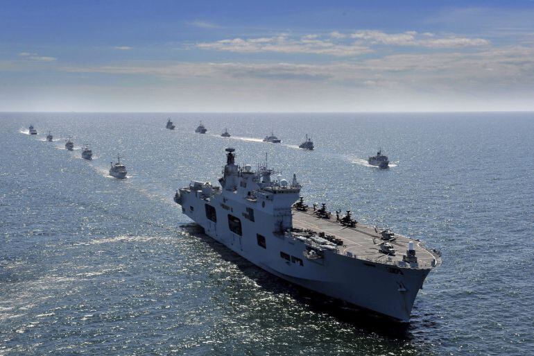 Buque de la Real Marina británica HMS Ocean junto a varios otros buques de 17 países mientras participan en el ejercicio militar naval BALTOPS en el mar Báltico el pasado 8 de junio