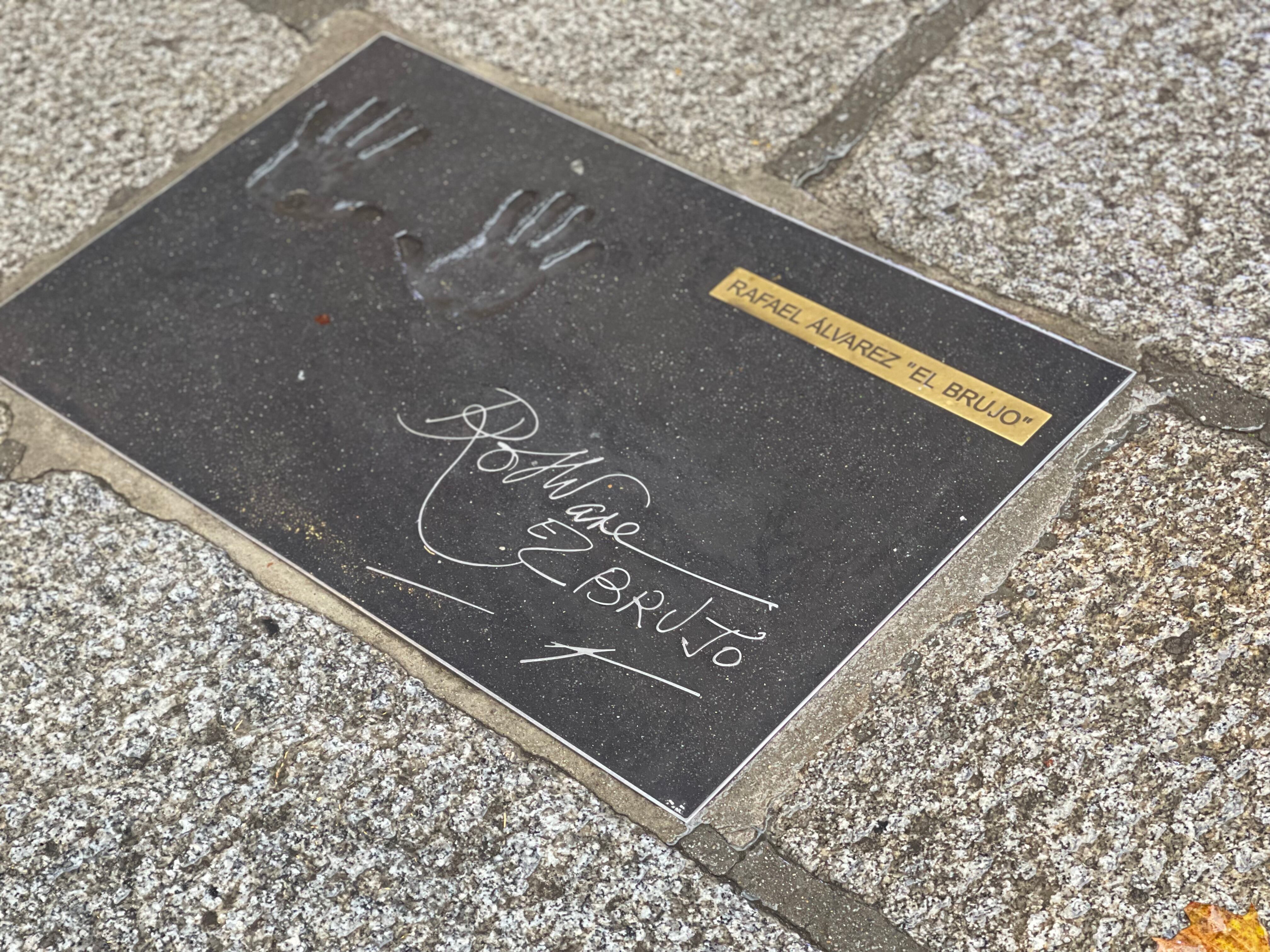 Huella de las manos de Rafael Álvarez "El Brujo" en una baldosa a la entrada del Teatro