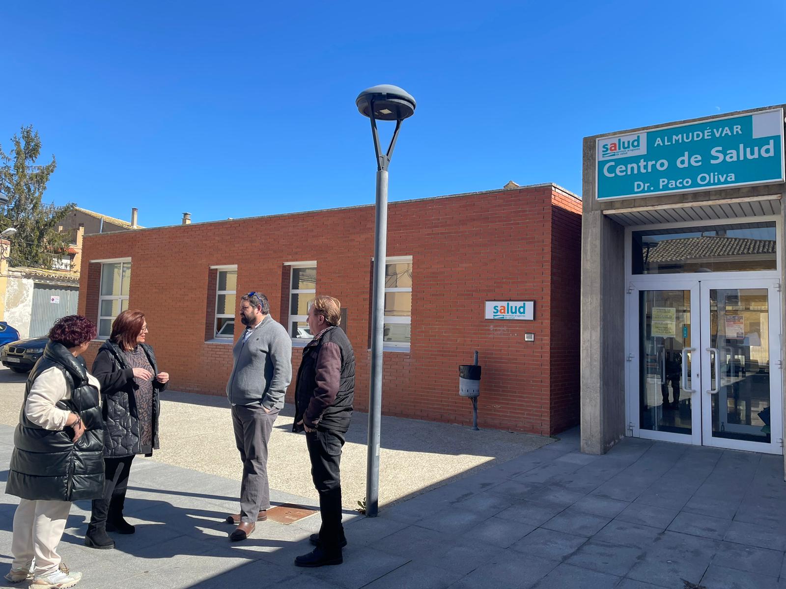 Miembros del Consejo de Salud de Almudévar, a las puertas del centro