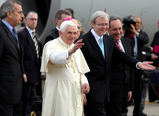 Benedicto XVI es recibido a su llegada a Sidney (Australia) por el primer ministro del país oceánico, Kevin Rudd.