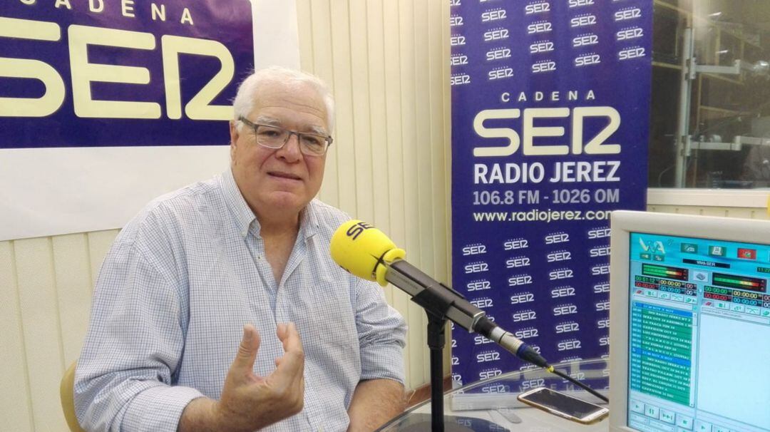 El doctor Salvador Fernández Miró, en los estudios de Radio Jerez