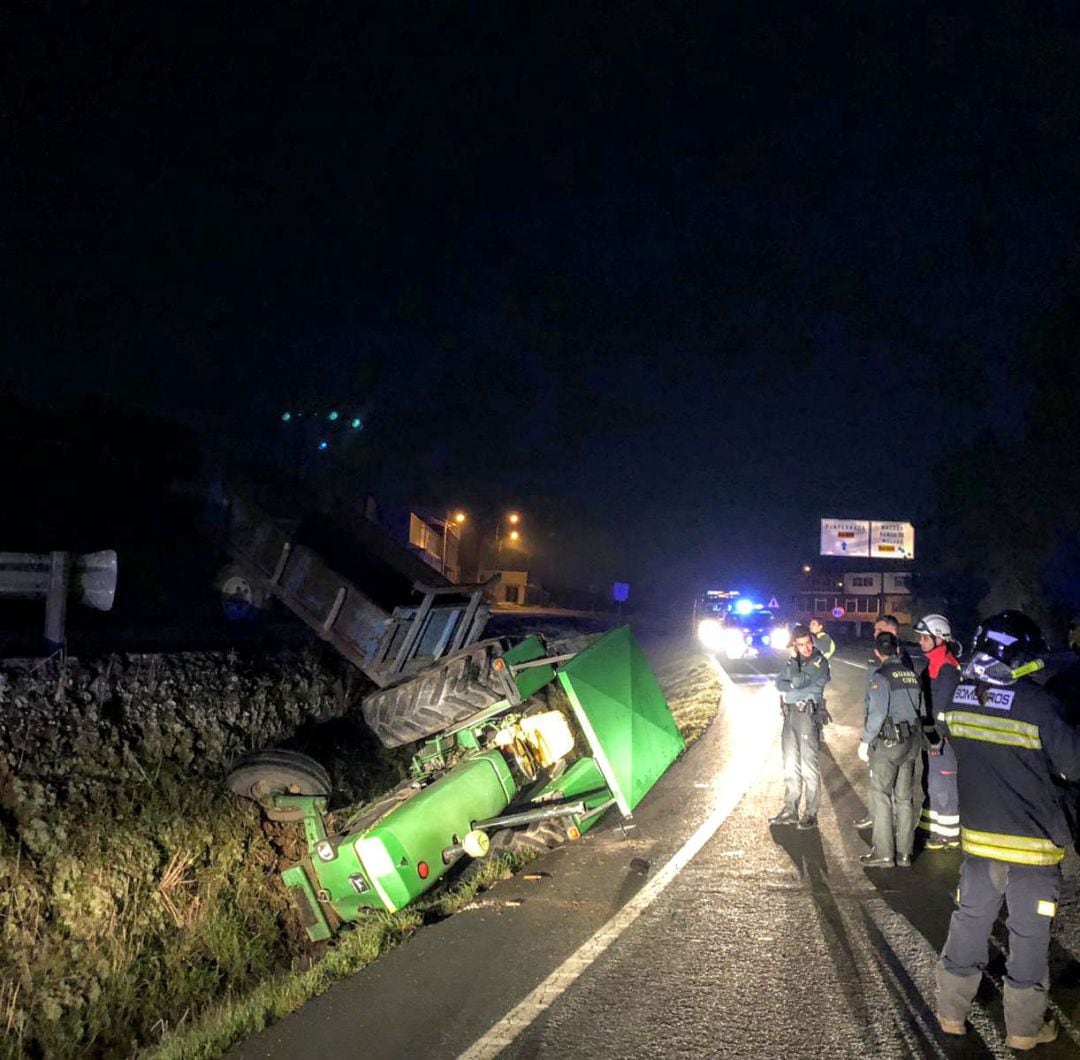 Imagen del tractor que circulaba por una vía de servicio y cayó a la OU-536