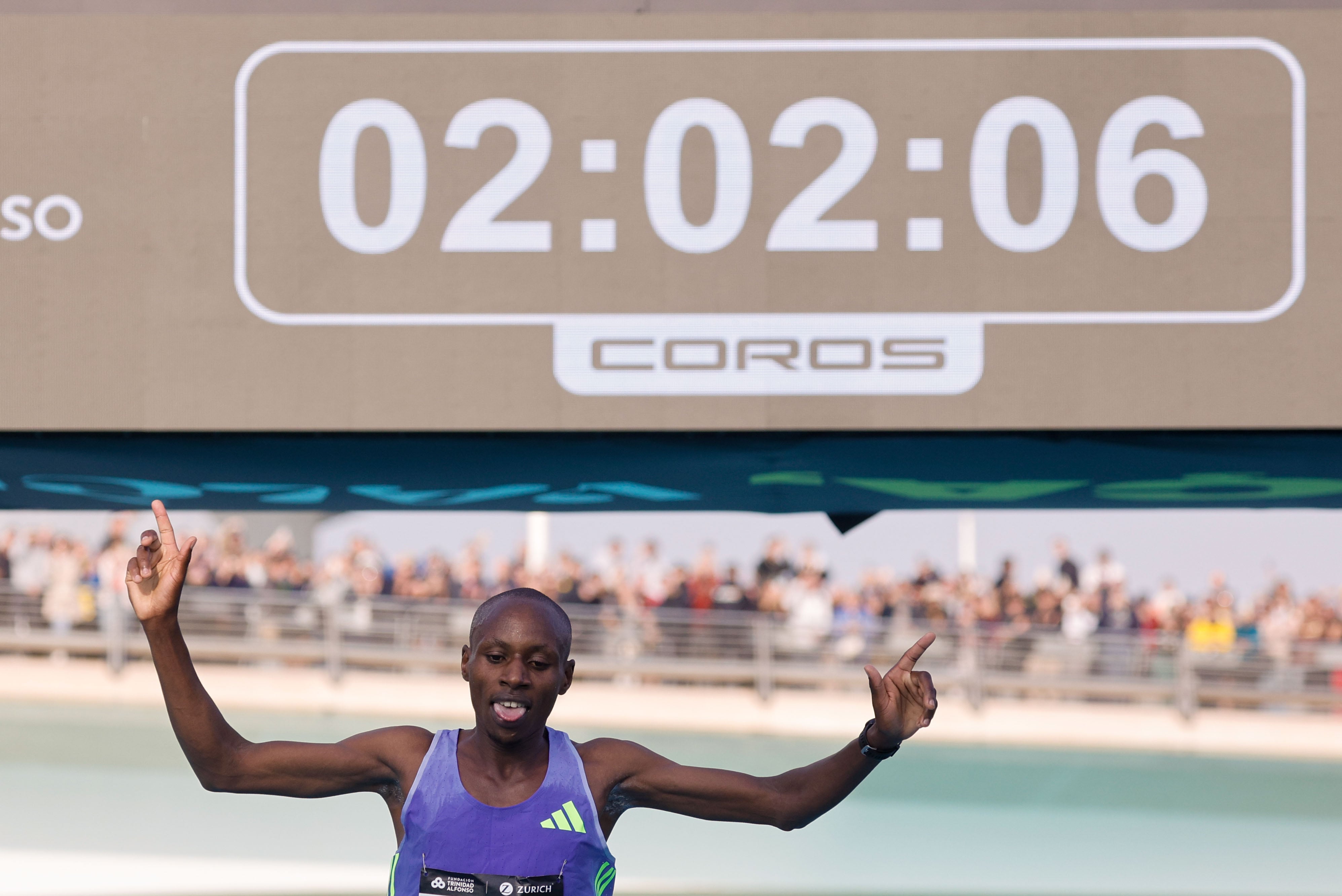 El keniata Sabastian Sawe celebra su victoria en la cuadragésima cuarta edición de la Maratón Valencia Trinidad Alfonso celebrada este domingo.