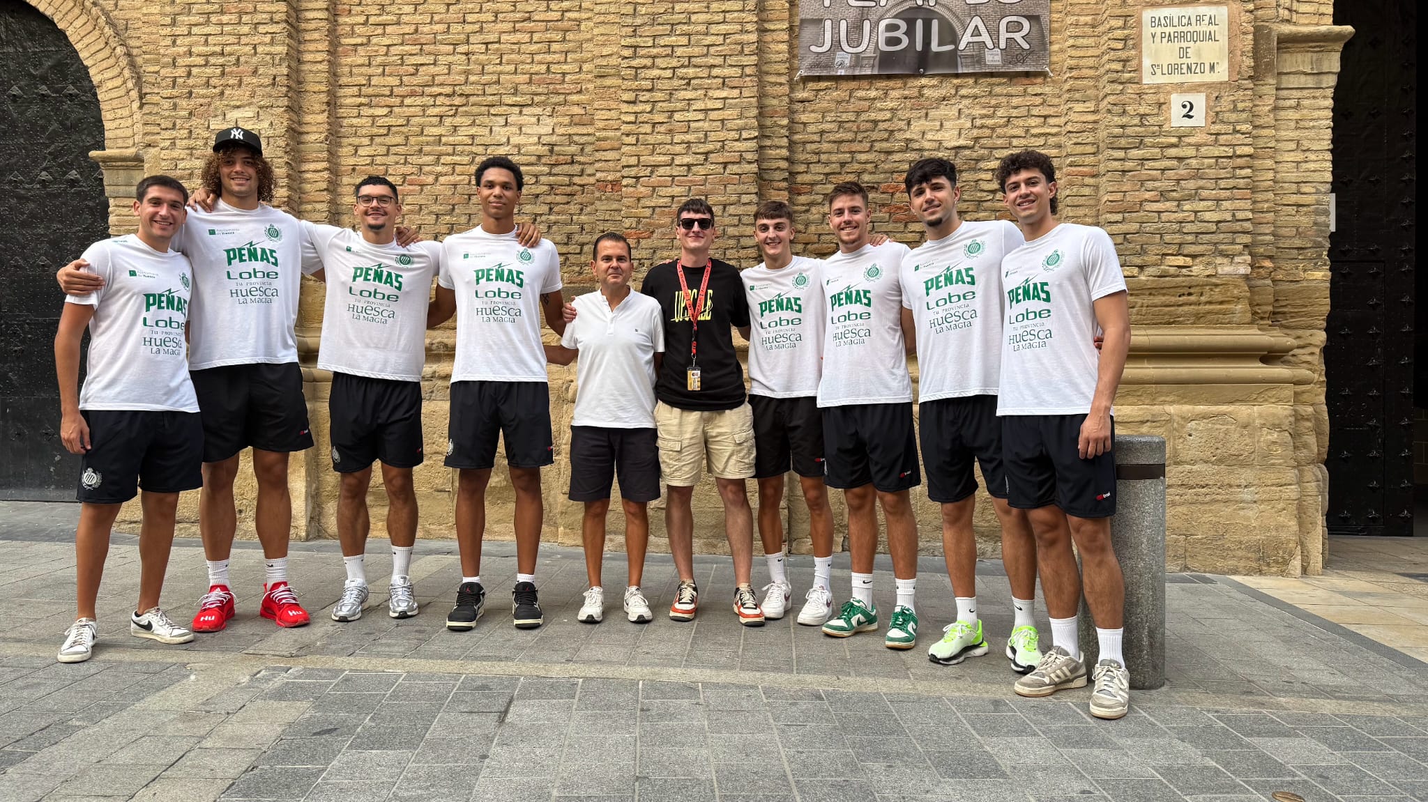 la plantilla del CB Peñas ha realizado una visita guiada por Huesca