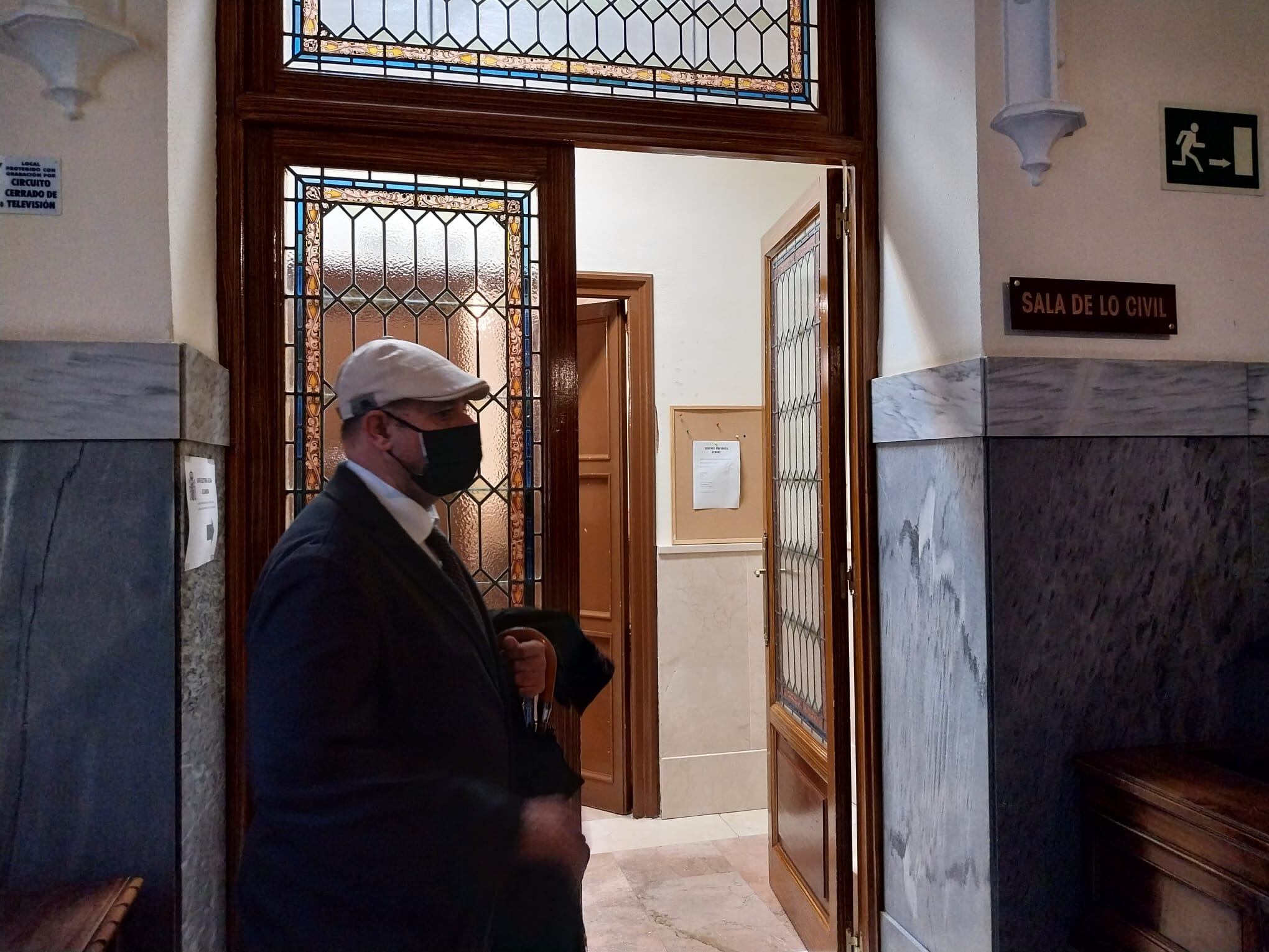 Alberto Vega ante la sala de la audiencia provincia