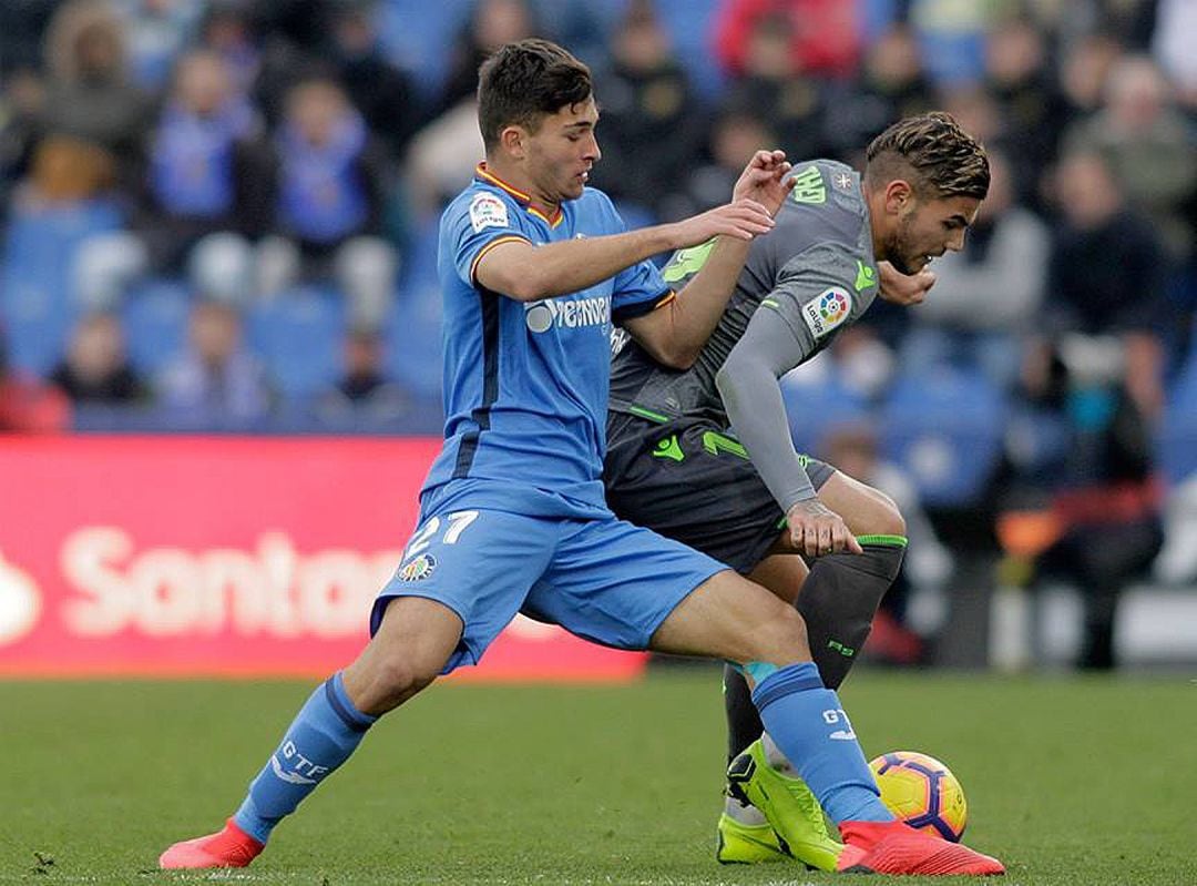 El azulón Hugo Duro (i) pugna por un balón con el donostiarra Theo Hernández durante el encuentro de la primera vuelta en el Coliseum.