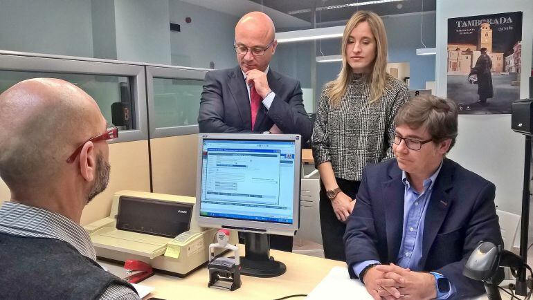 Fernando Martínez, director técnico de Takasago, entrega la documentación a un funcionario mientras es observado por el consejero de Desarrollo Económico, Juan Hernández, y la directora general de Industria, Esther Marín