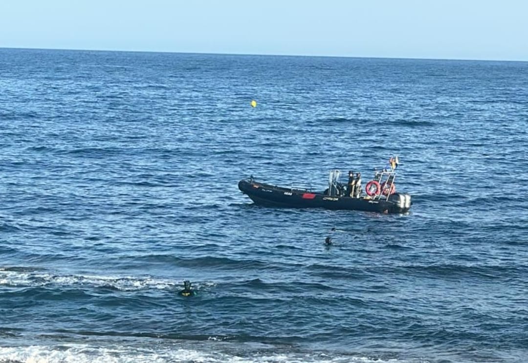 Buceadores de la Guardia Civil buscando el cuerpo en la cala de Cantalar