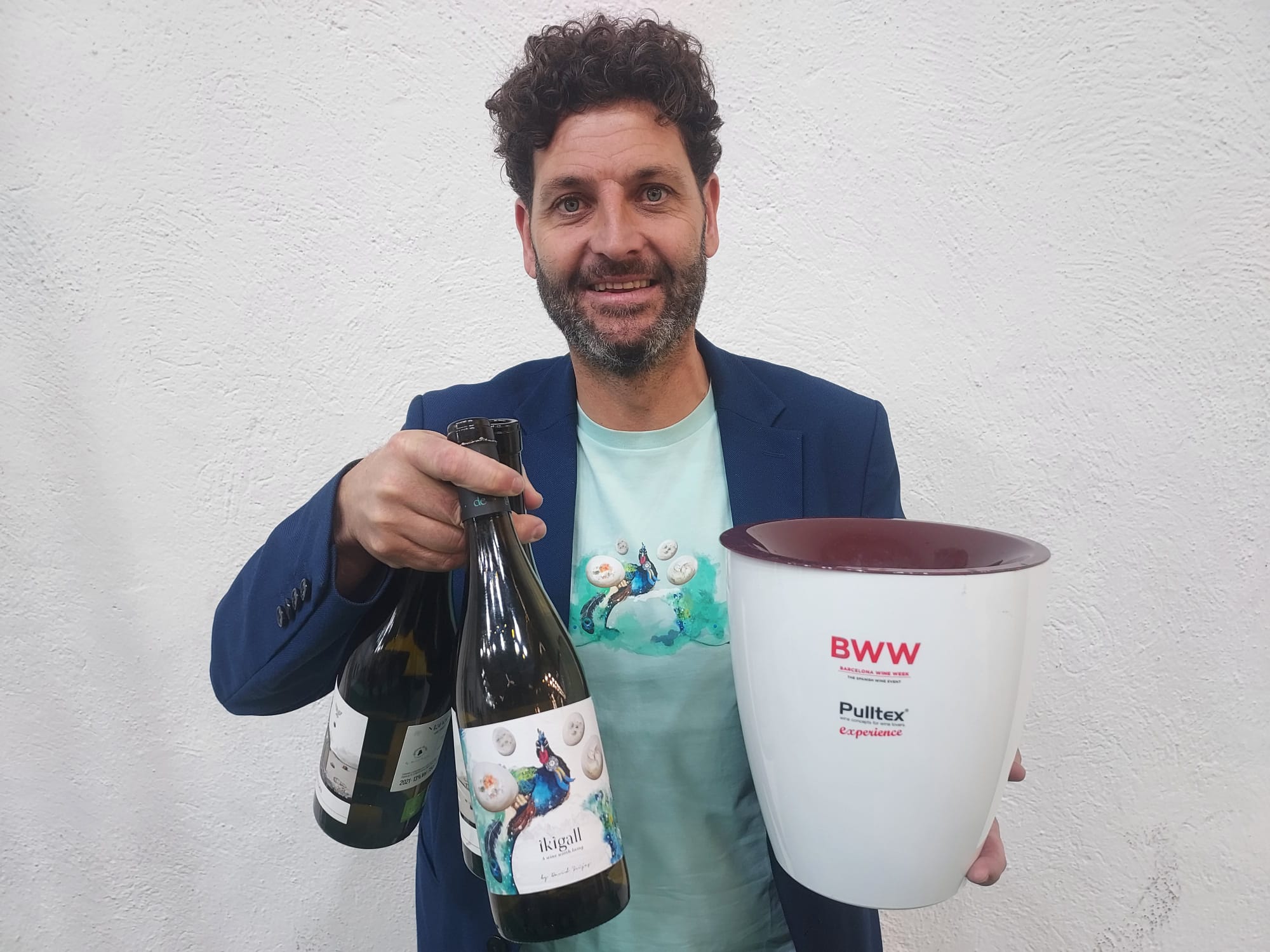 David Seijas, con algunas botellas de Gallina de Piel Wines y también un escupidor, en la Barcelona Wine Week 2023.