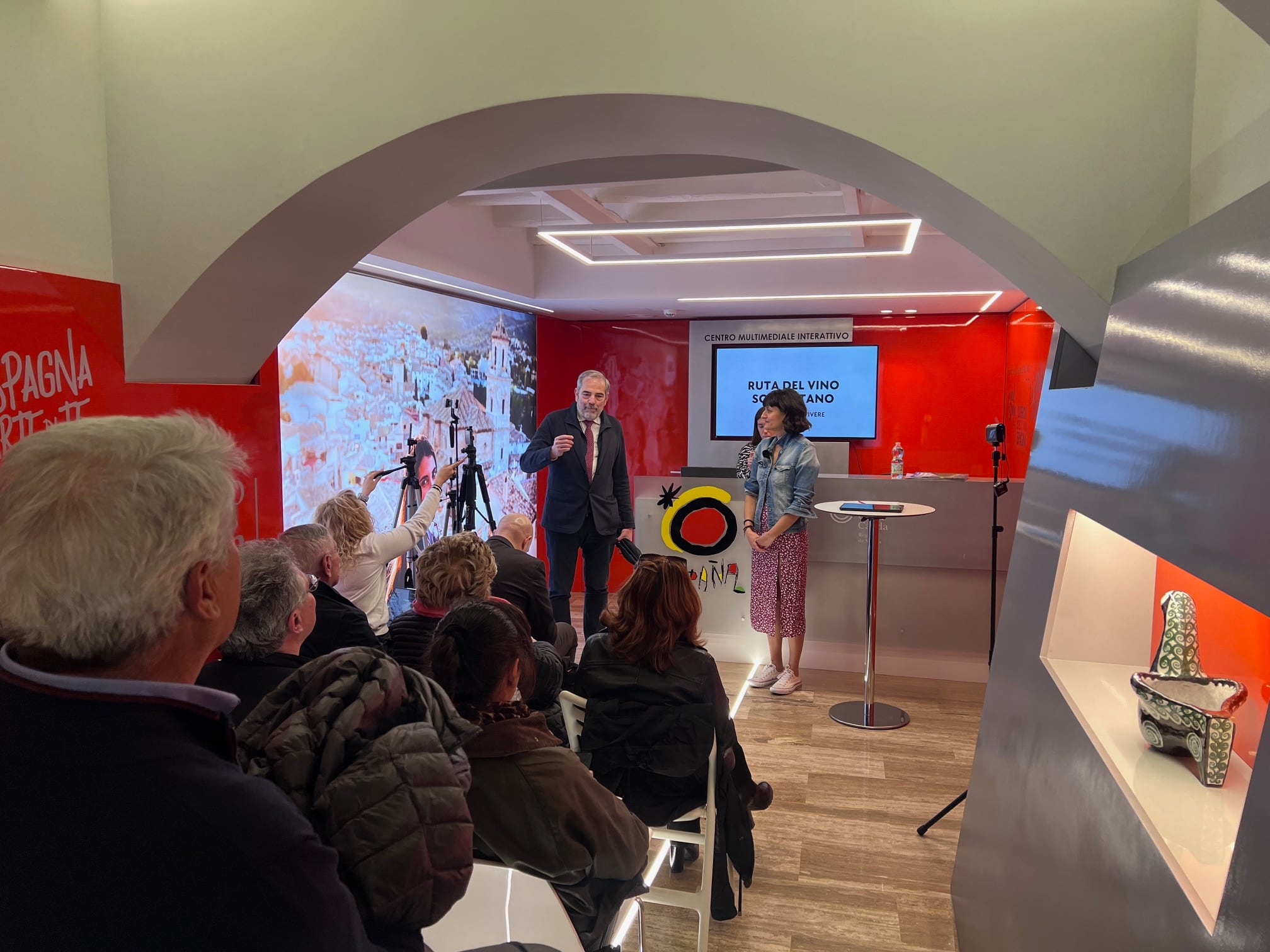 Gonzalo Ceballos, director de Turespaña en Roma, junto a Clara Bosch, gerente de la Ruta del Vino Somontano. Foto: Ruta Vino Somontano