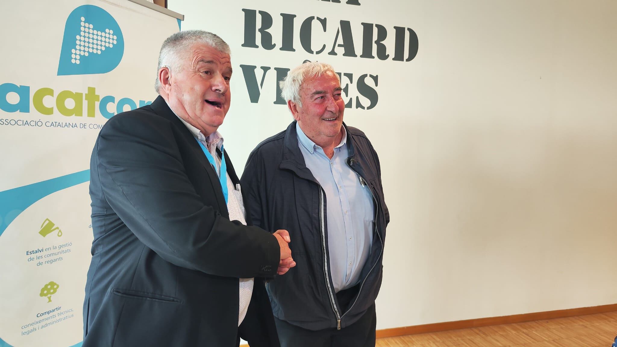 Els presidents del Segarra-Garrigues i de l'Urgell xocant la mà mostrant el seu acord en fusionar-se per aprofitar infraestructures d'un per modernitzar l'altre.