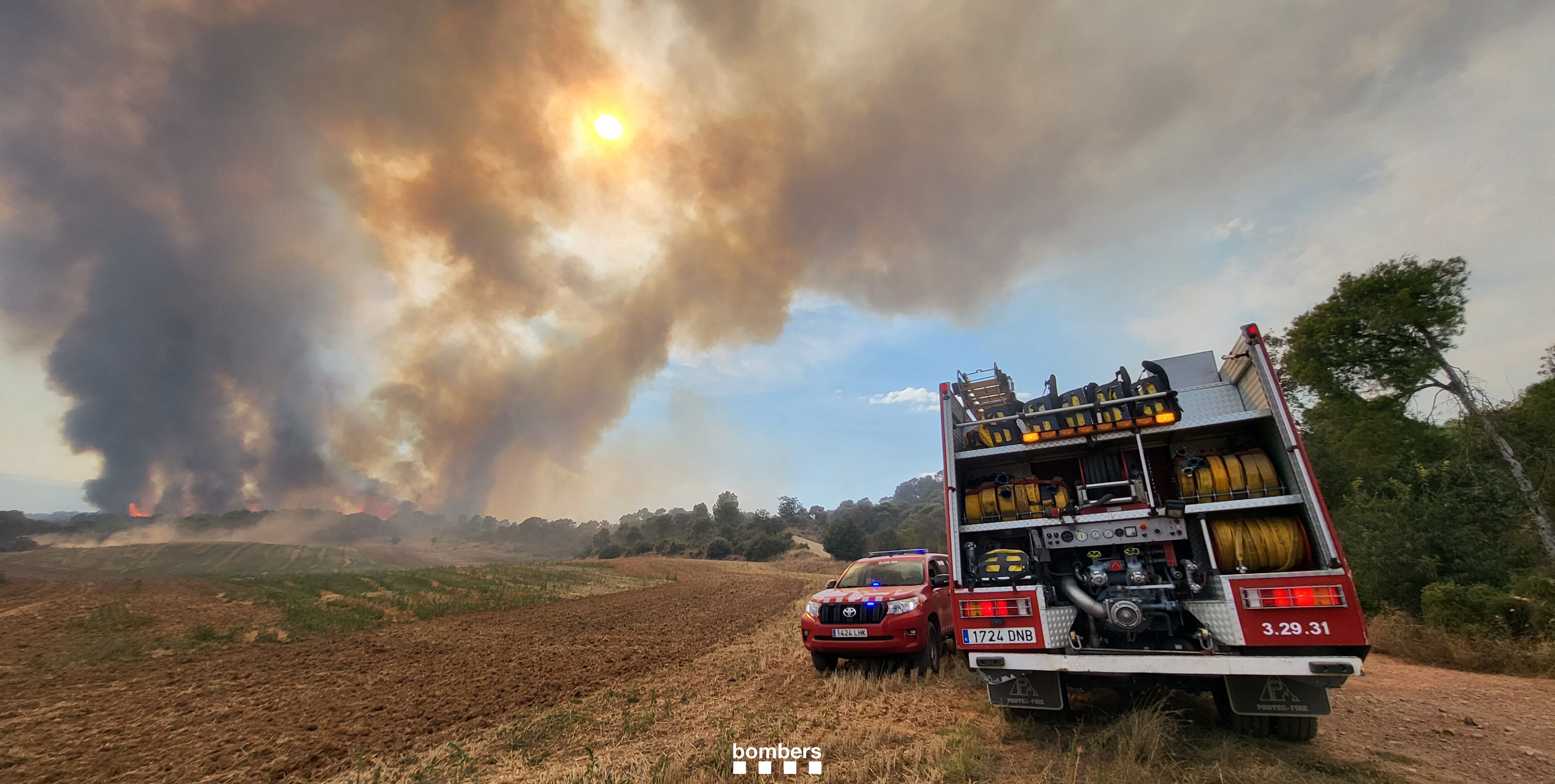 Fum i flames de l&#039;incendi d&#039;aquesta tarda a Vilanova de Meià, a la Noguera. Foto: Bombers de la Generalitat.