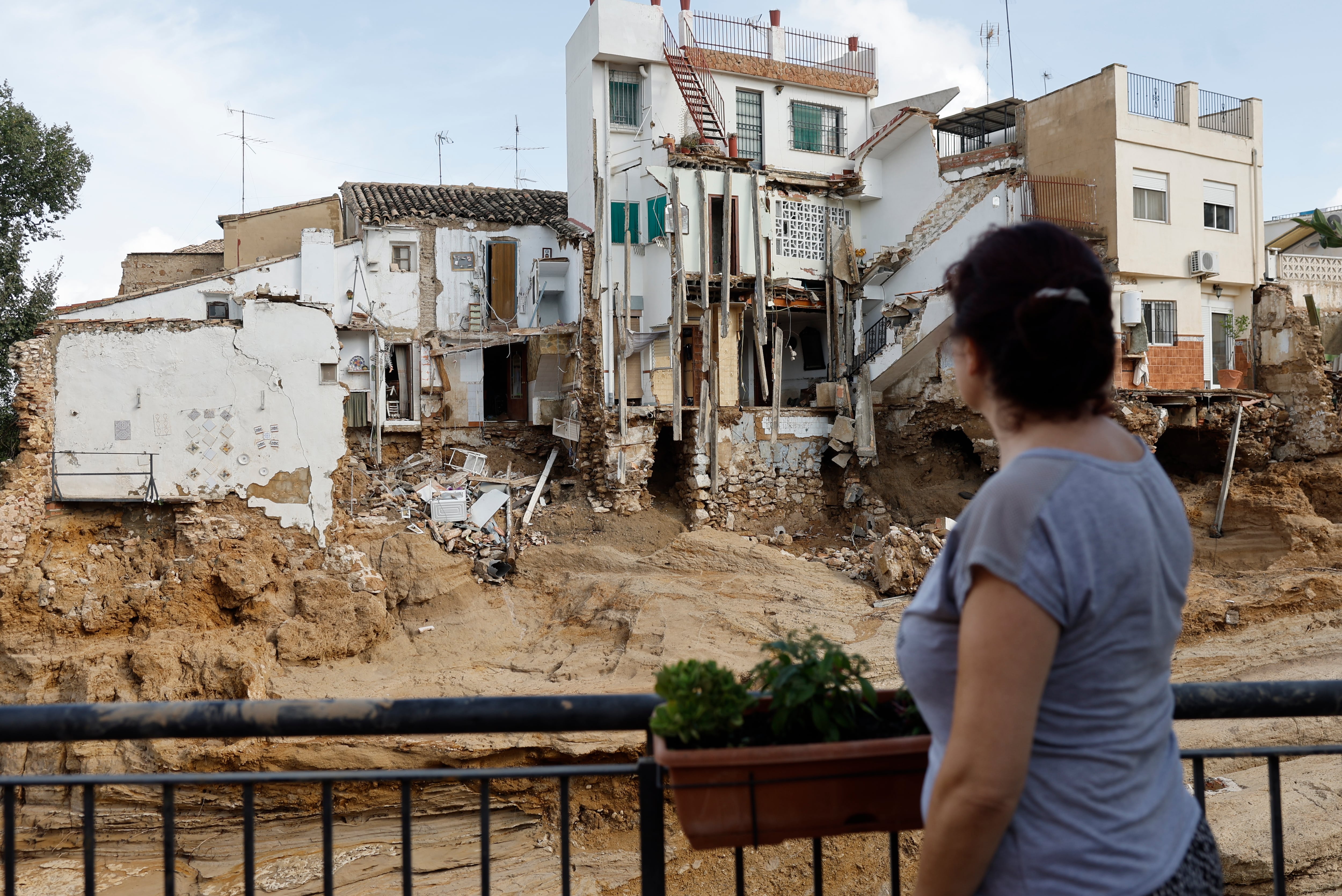 -FOTODELDÍA- CHIVA (VALENCIA), 31/10/2024.- Una mujer observa varias casas dañadas en Chiva tras la DANA que ha asolado el sureste español y ha causado más de un centenar de muertos, este jueves. EFE/Kai Försterling
