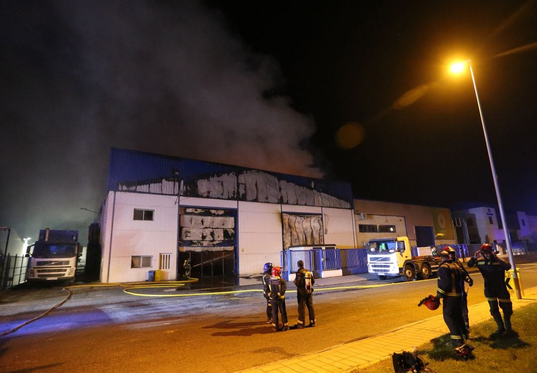 Dotaciones del parque de bomberos de Palencia ayudadas por bomberos de Venta de Baños y de Frómista han intervenido en el aparatoso incendio de una nave de residuos perteneciente al grupo Siro en la polígono industrial de Venta de Baños  
 