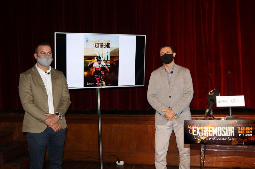 El alcalde de Yaiza, Óscar Noda, junto al concejal de Deportes, Ángel Lago, en la presentación de la prueba.