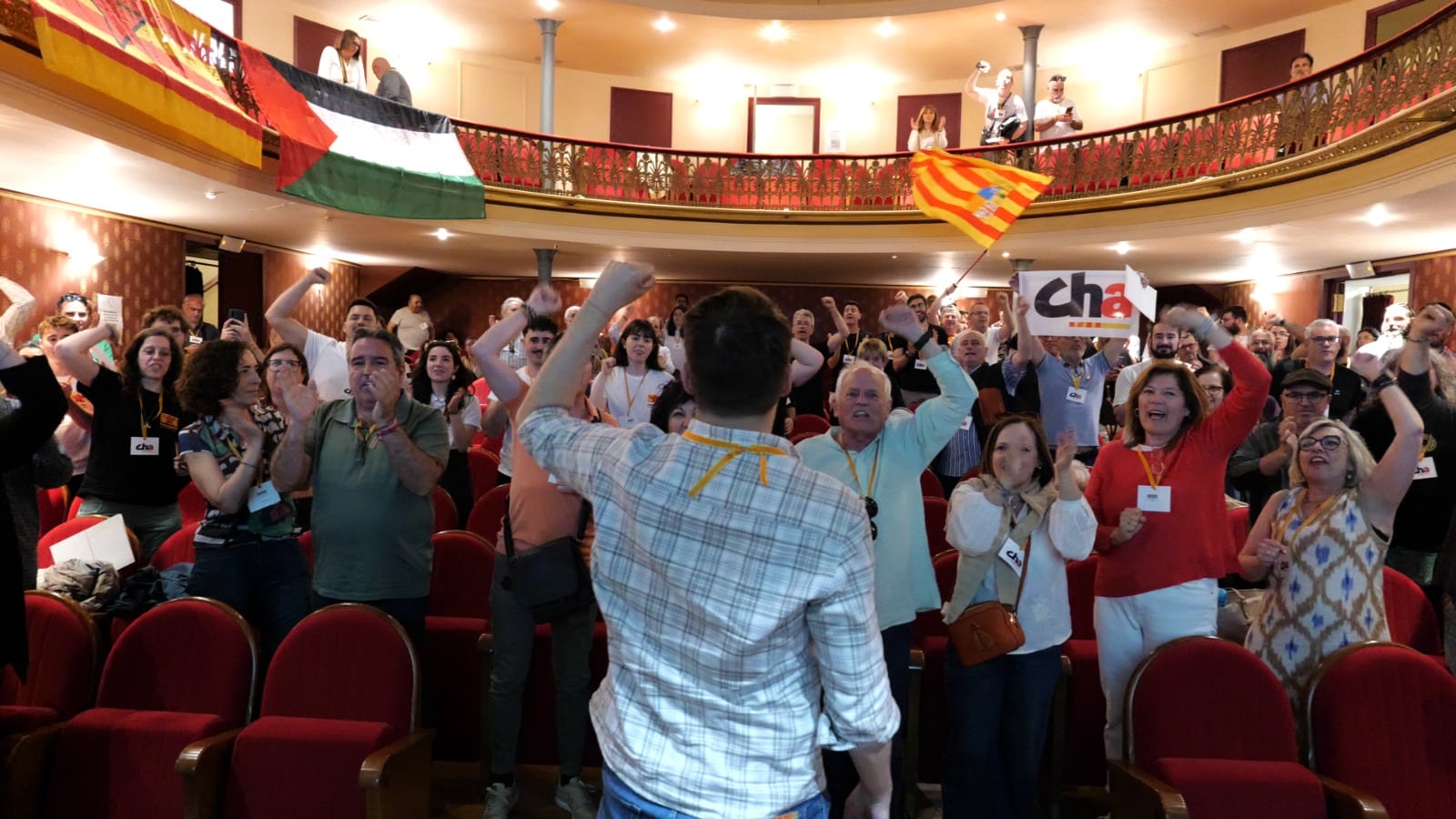 Jorge Pueyo, puño en alto, con los asistentes a la Asamblea Nacional de CHA