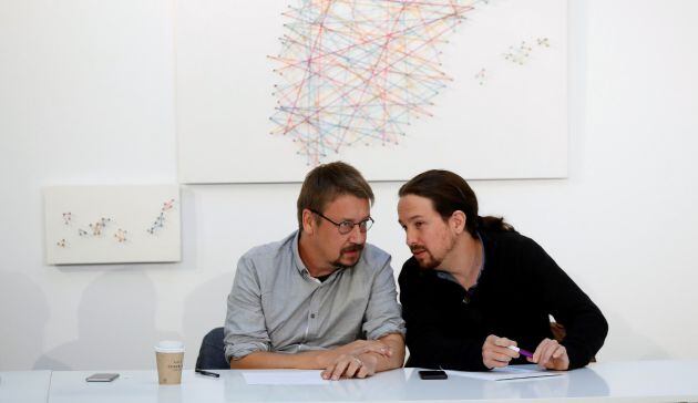 El líder de Podemos, Pablo Iglesias, junto al portavoz de En Comú Podem, Xavi Domènech