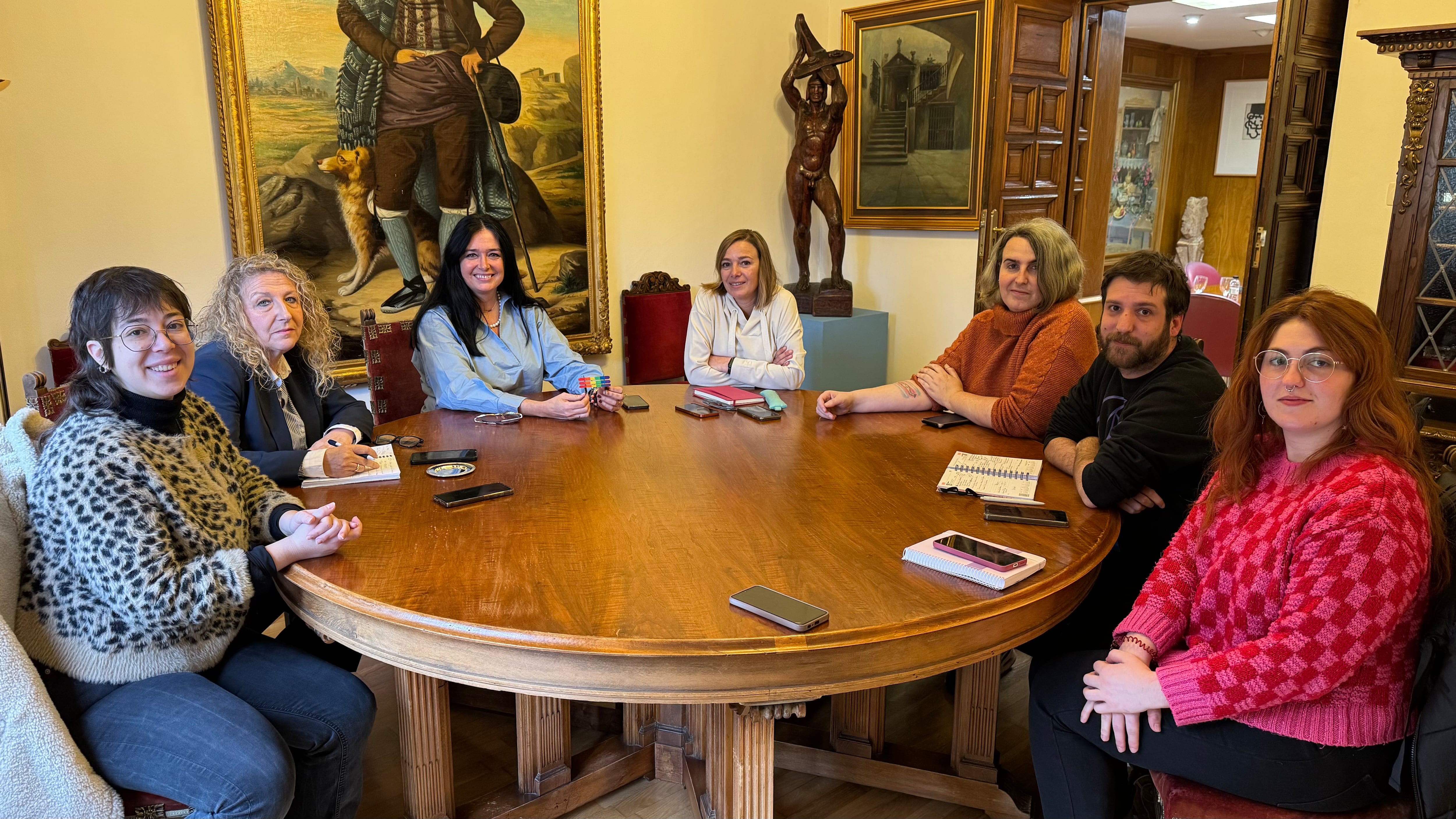 Lorena Orduna junto a representantes municipales y miembros de la asociación 28J