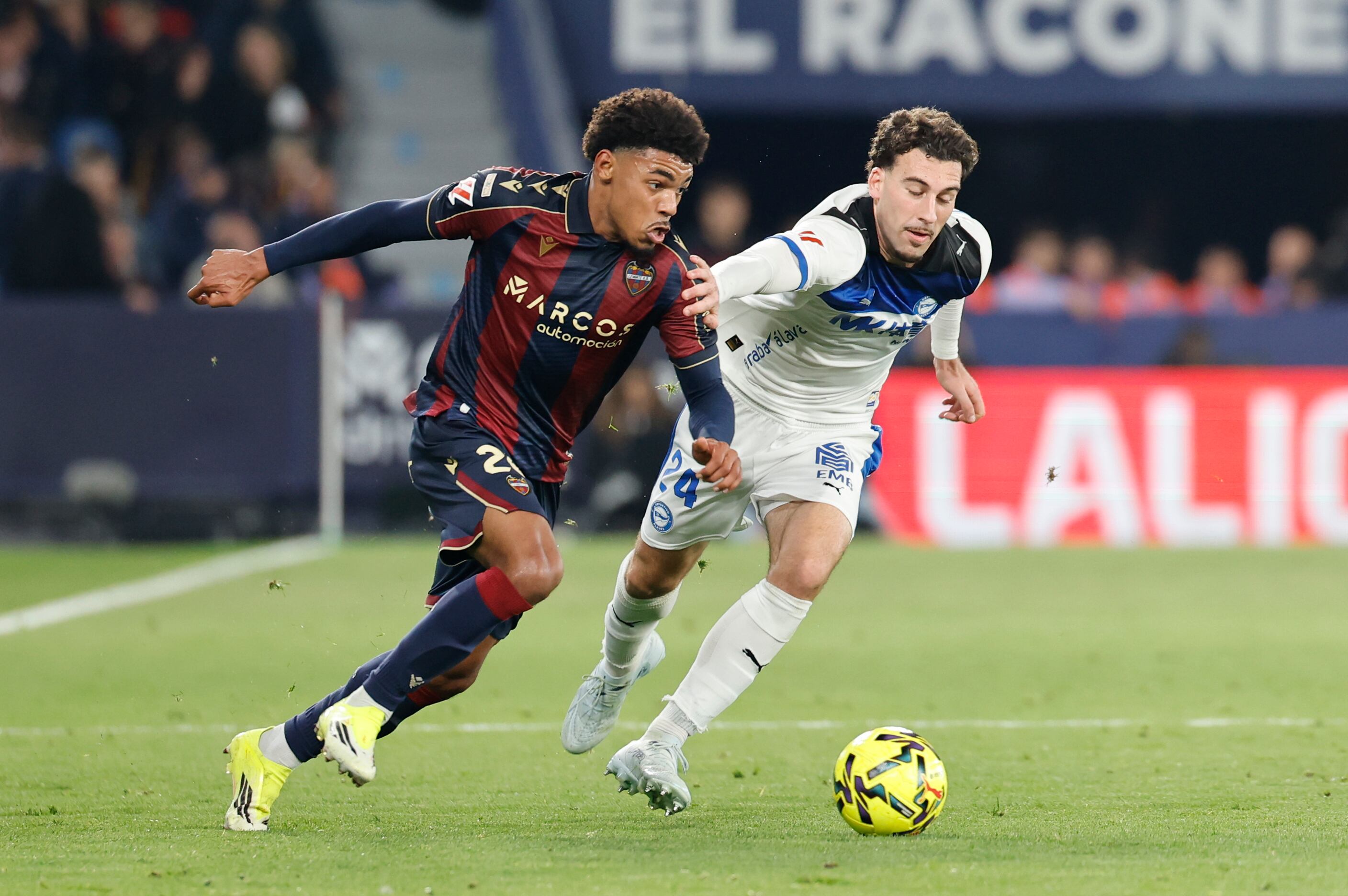 El centrocampista del Levante Kareem Tunde lucha con Víctor Parada, del Alavés, durante el partido de la jornada 26 de LaLiga de fútbol que Levante UD y Deportivo Alavés disputan este viernes en el estadio Ciutat de Valencia. EFE/Ana Escobar