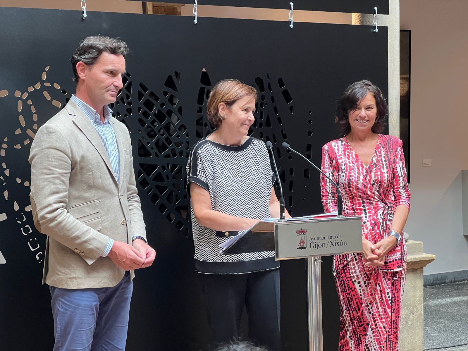 Carmen Moriyón, alcaldesa de Gijón, comparece junto a Jorge Palacios, edil de Relaciones Institucionales, y Montse López, concejala de cultura