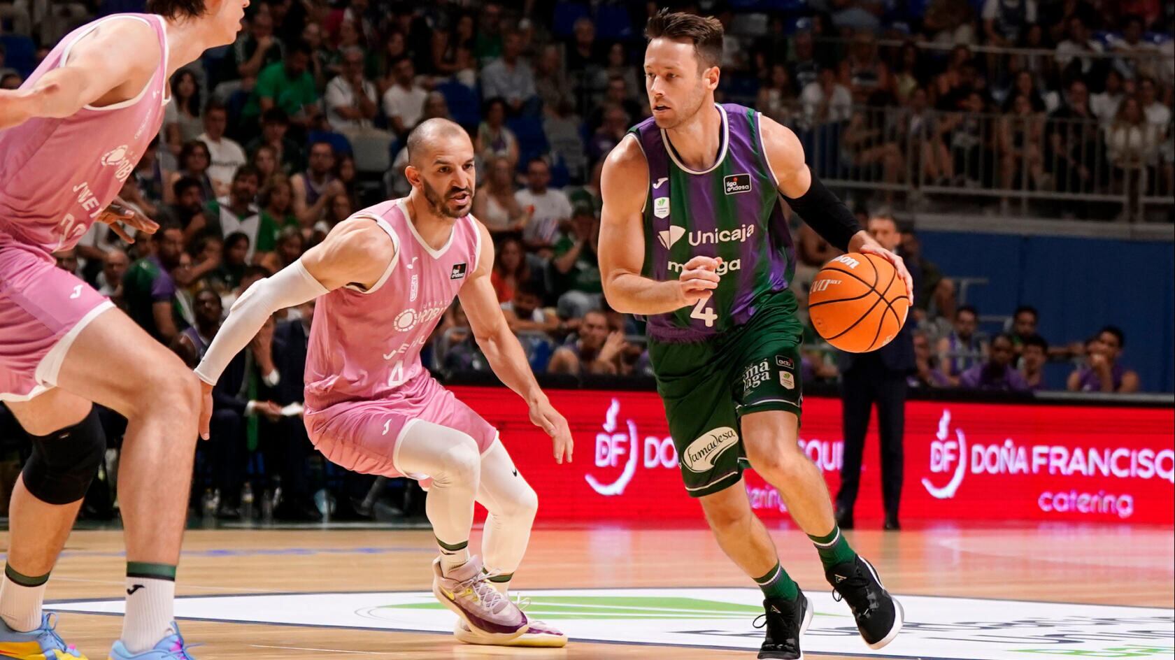 El escolta del Unicaja Tyler Kalinoski, en un lance del partido ante el Joventut