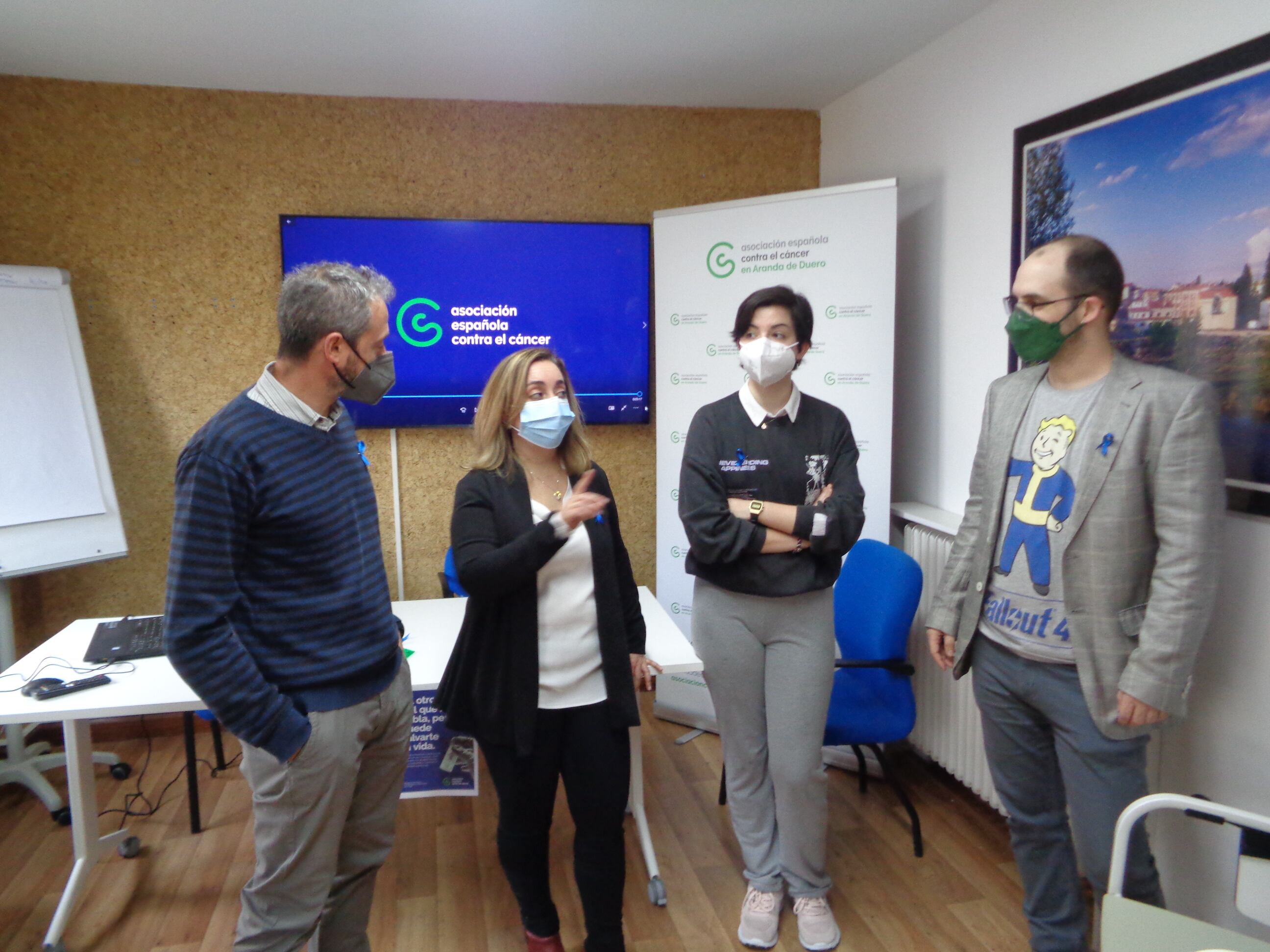 De izq a dcha, Fabián González, de Trece Grados, Eva Asensio (AECC), SIlvia Vega y Óscar Cardeñosa, alumna y profesor del IES Vela Zanetti