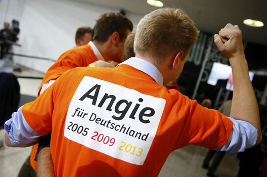 Dos seguidores del partido de Angela Merkel celebran el triunfo del CDU en las elecciones alemanas.