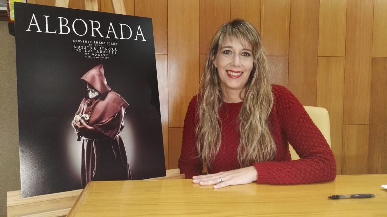 Belén Alvarado, edil de Elda, presenta la portada de Alborada 