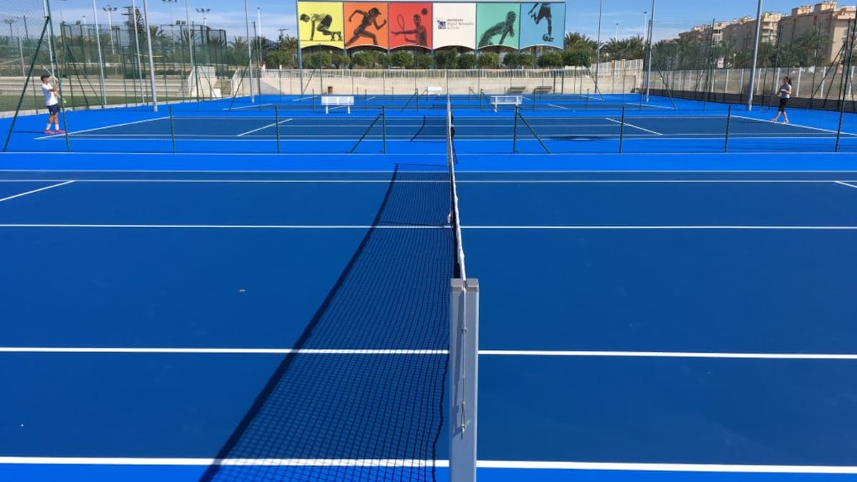 El ayuntamiento de Elche y la UMH firman un acuerdo para la cesión de pistas deportivas
