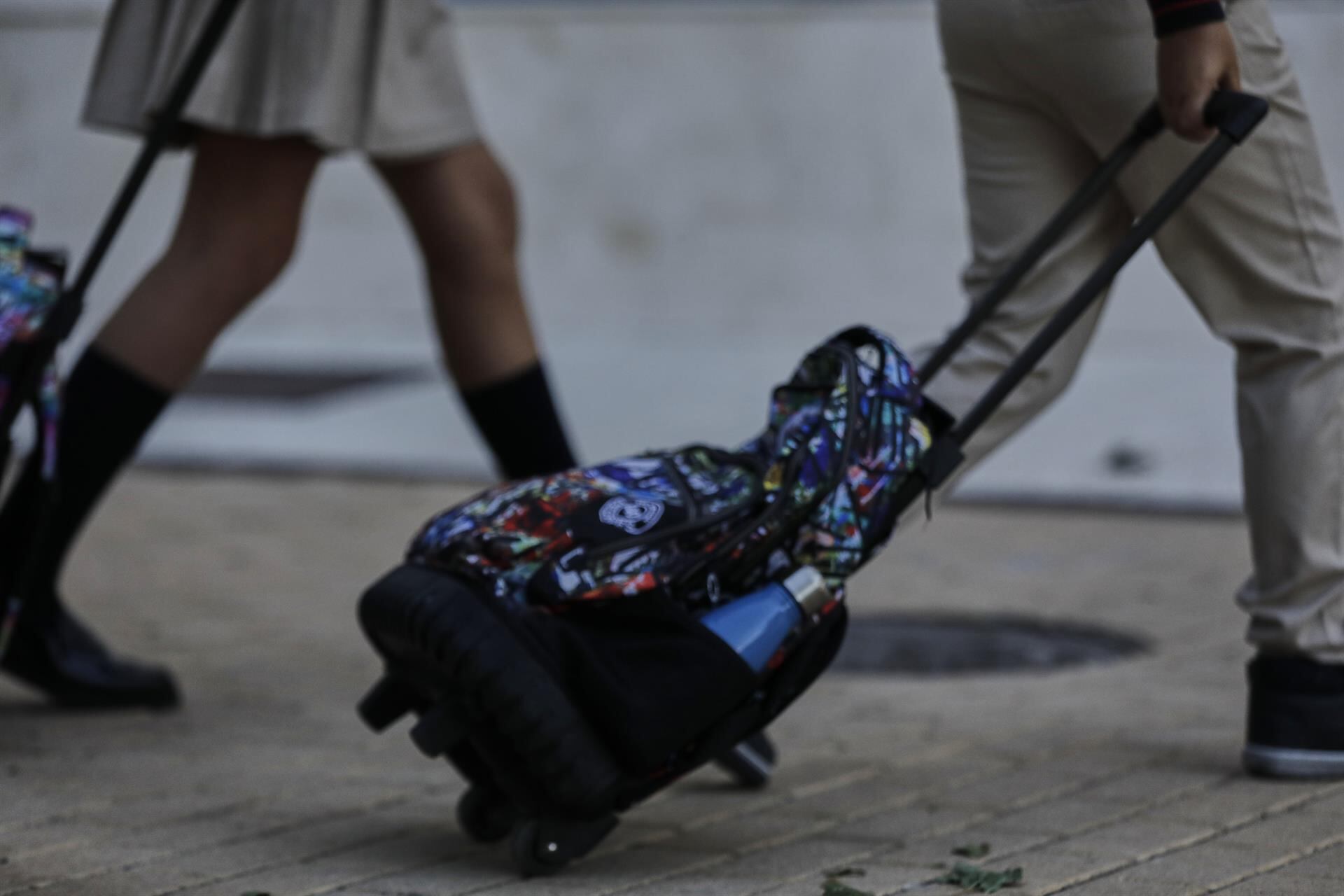 Alumnos con mochila durante el primer día del curso escolar, en una imagen de archivo