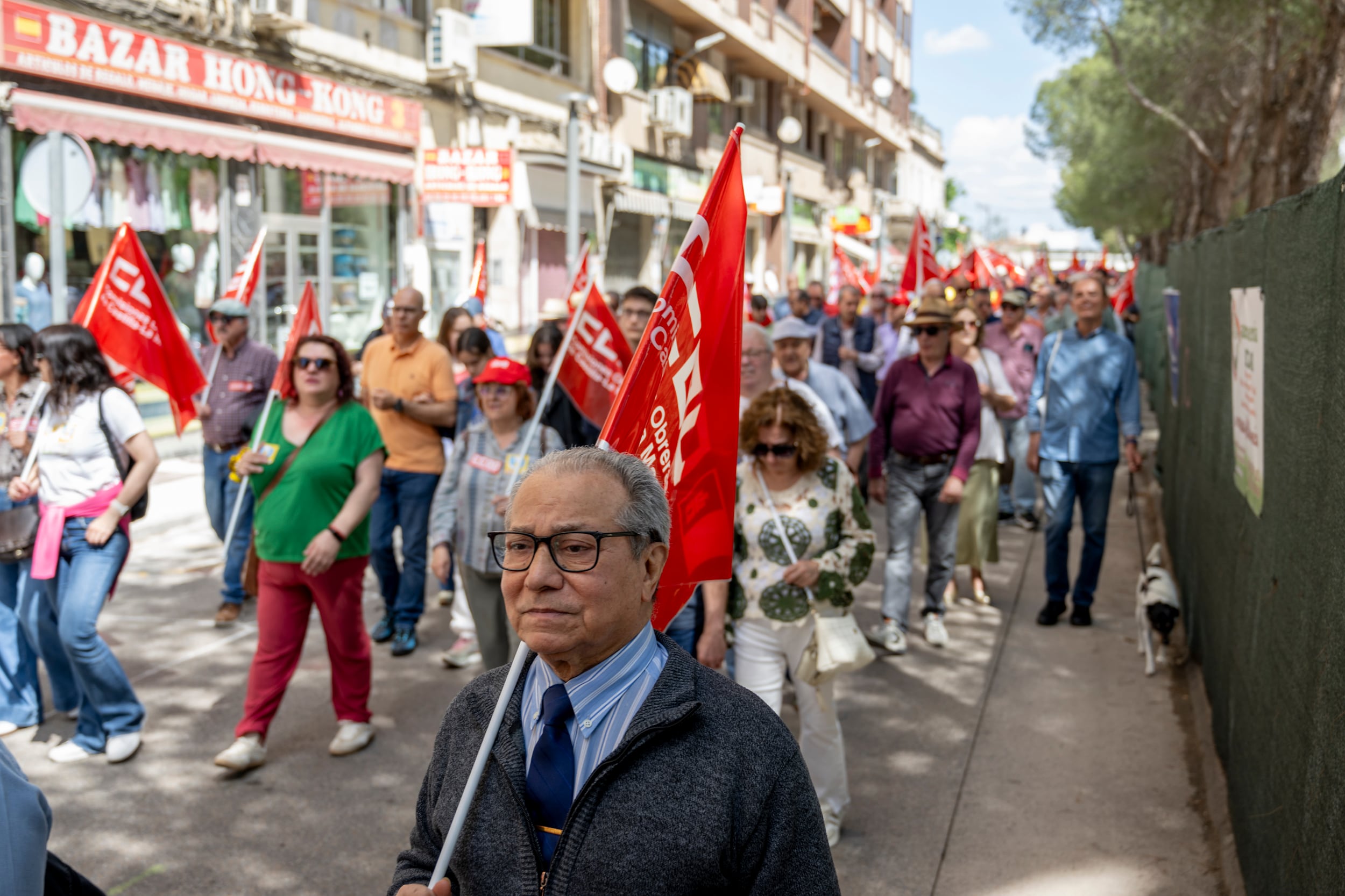 PUERTOLLANO (CIUDAD REAL), 01/05/2026.-Vista de la manifestación por el Primero de Mayo convocada por los sindicatos CCOO y UGT, este viernes en Puertollano (Ciudad Real). EFE/Jesús Monroy