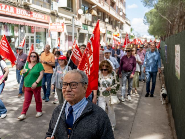 PUERTOLLANO (CIUDAD REAL), 01/05/2026.-Vista de la manifestación por el Primero de Mayo convocada por los sindicatos CCOO y UGT, este viernes en Puertollano (Ciudad Real). EFE/Jesús Monroy