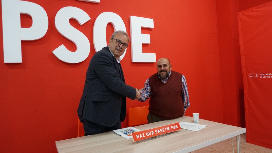 Vicent Torres con un representante de PROU