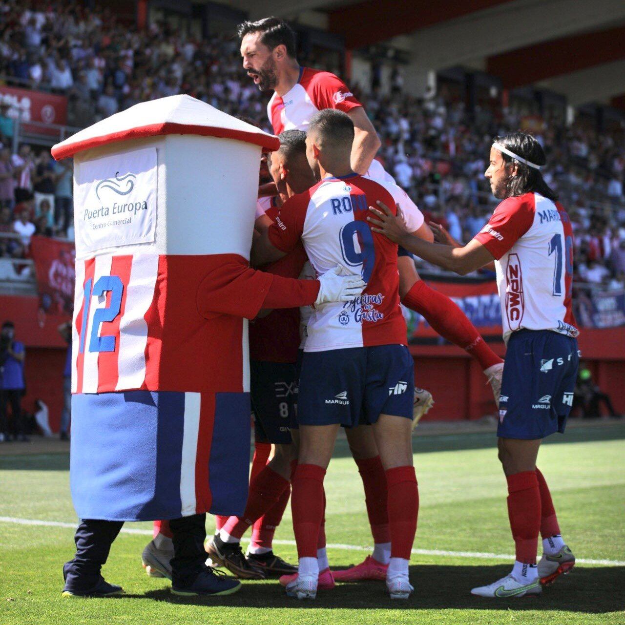 La plantilla celebra el gol