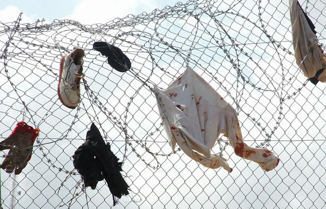 Ropa ensangrentada en la valla de Melilla