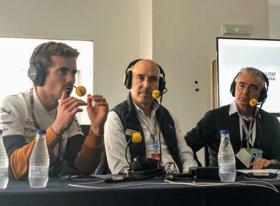 El piloto Nico Terol (izquierda), junto al director del Circuito de Cheste, Gonzalo Gobert, y a Carles Francino