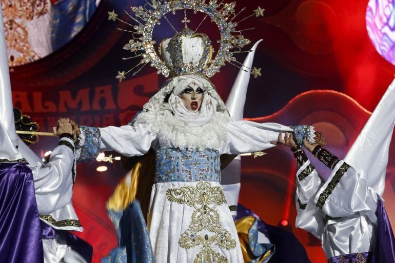 FOTOGALERÍA | Drag Sethlas, con la fantasía &quot;¡Mi cielo yo no hago milagros. Que sea lo que Dios quiera&quot;, ganó el concurso Drag del Carnaval de la Eterna Primavera en el Parque de Santa Catalina de Las Palmas de Gran Canaria.