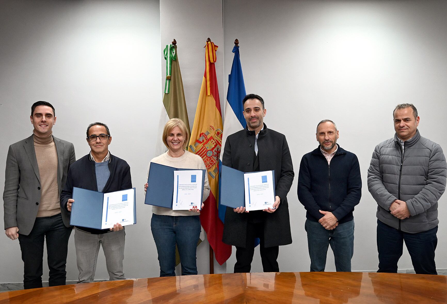 Imagen de la firma del convenio específico para los trabajadores del alumbrado público de Jerez