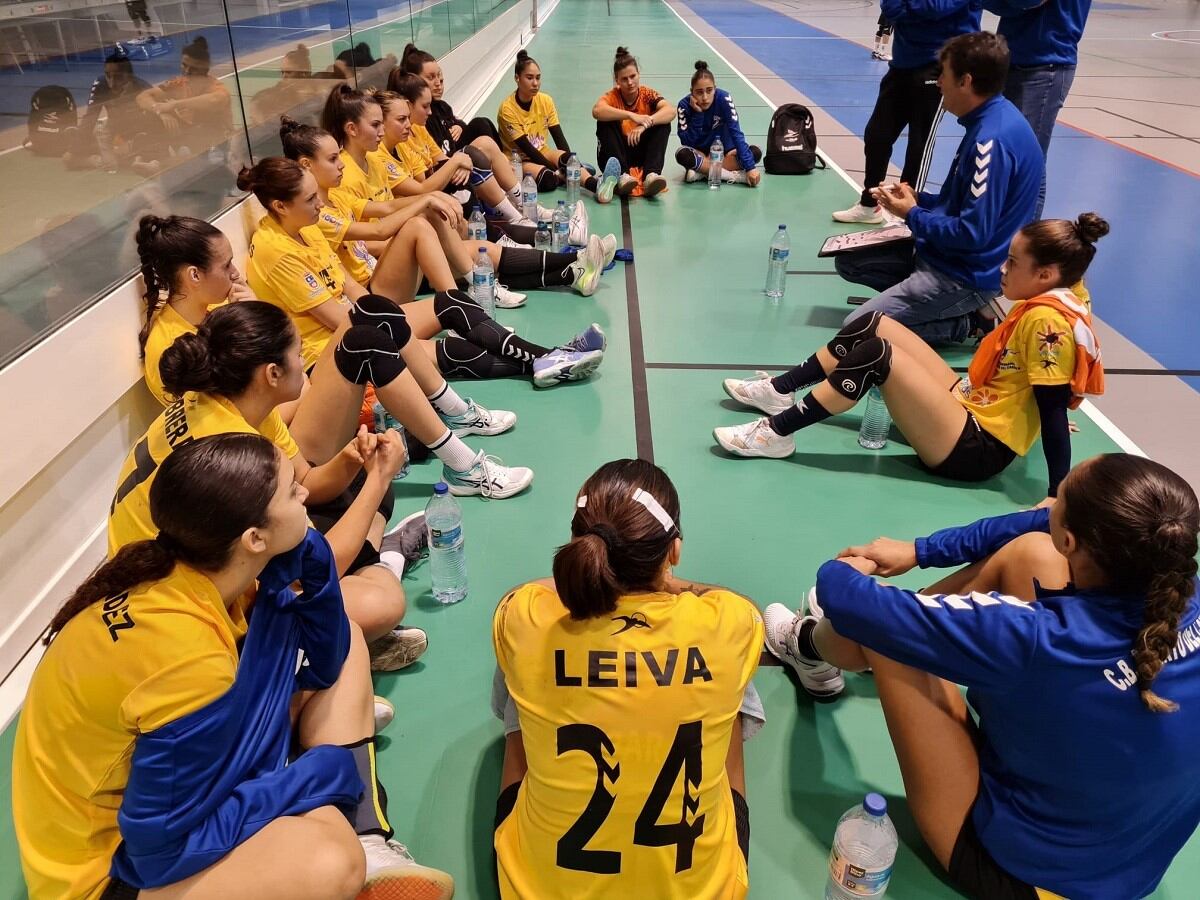 Las jugadoras del Lanzarote Puerto del Carmen recibiendo instrucciones del técnico Juan Miguel Pérez.