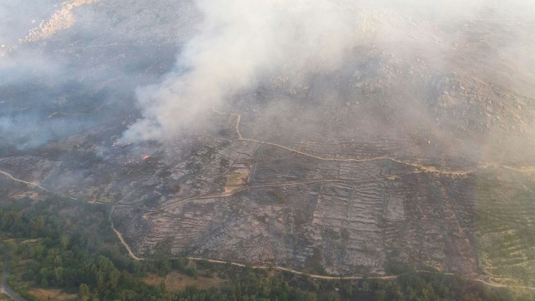 Imagen aérea del flanco sur del incendio de Navalacruz tomada a las 8.30 horas del 17 de agosto