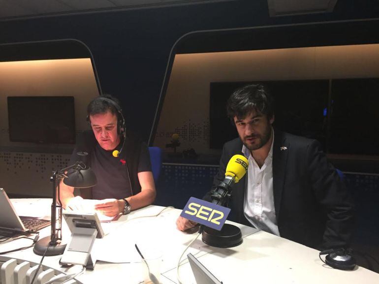 Manuel Jabois, junto a José Ramón de la Morena en los estudios de la Cadena SER