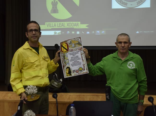 El presidente de 'Guardabosques de Jódar' entrega el reconocimiento de Socio de Honor al INFOCA