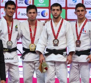 Garrigós (segundo judoka por la izquierda), posa con su medalla de oro y el resto de medallistas