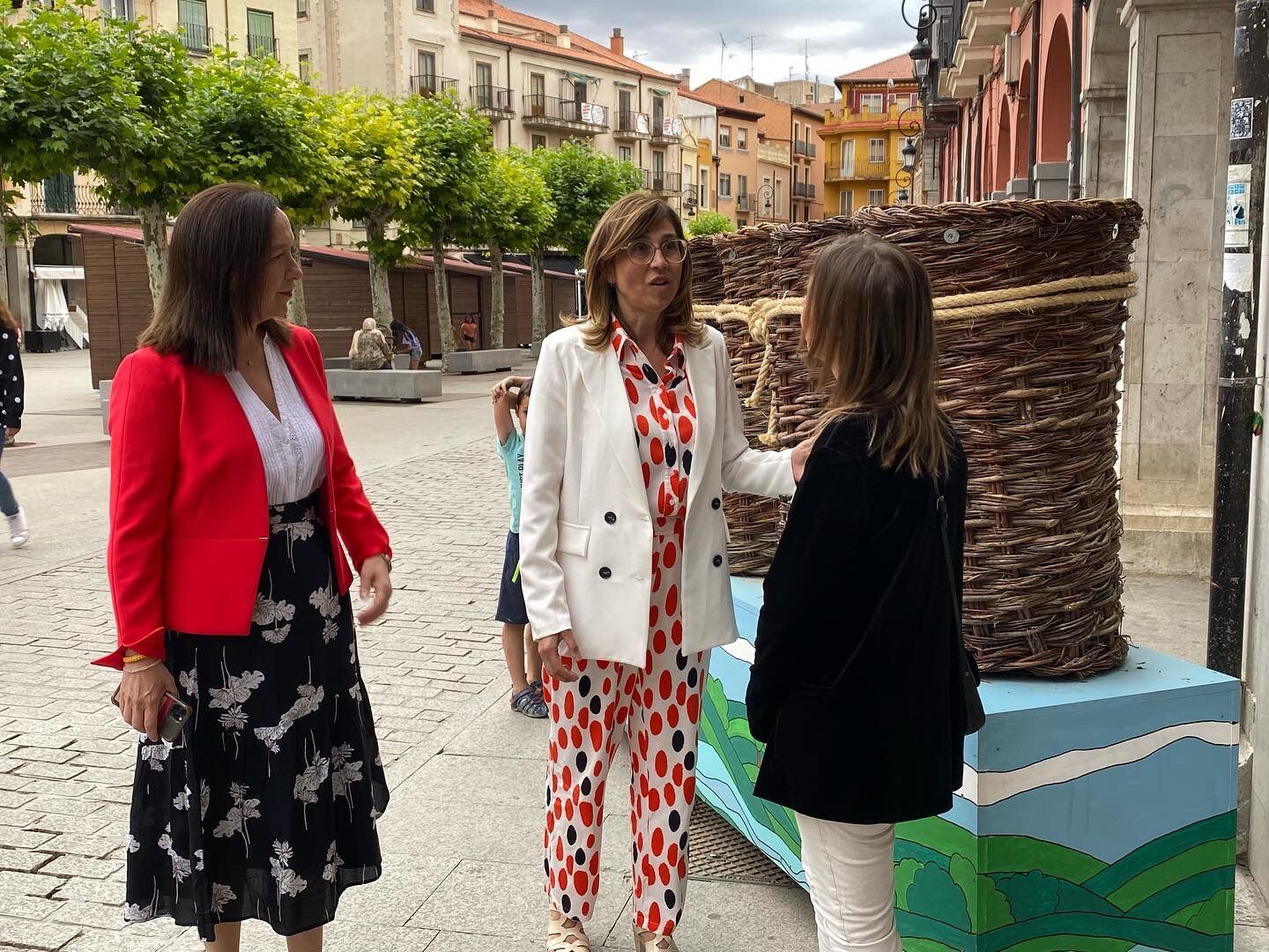 La alcaldesa recibe a Rosa Melchor y Ana Muñoz