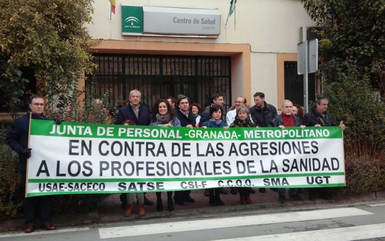 Concentración en Santa Fe contra las agresiones a sanitarios