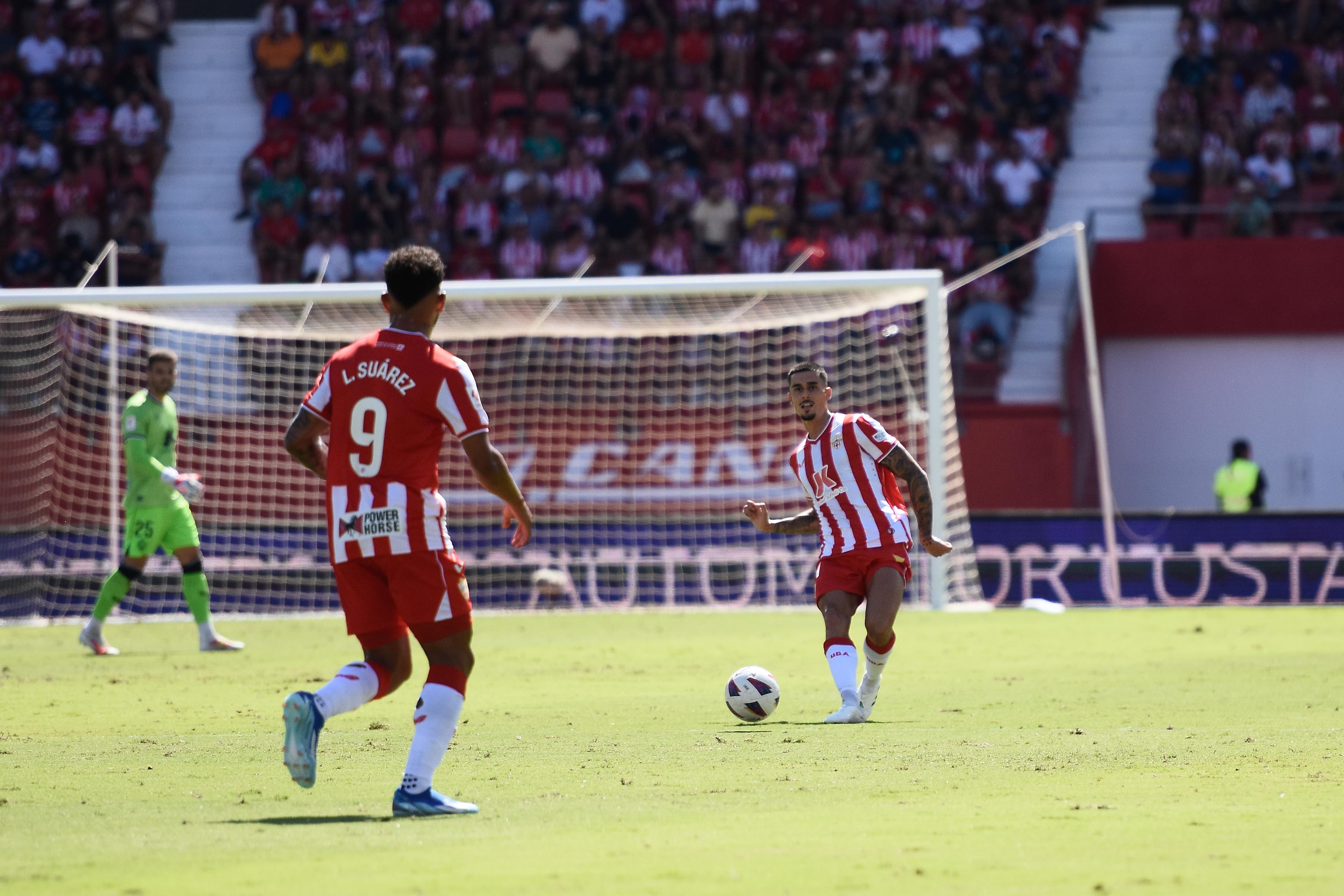 Se ha convertido en un fijo en el once del Almería después de las primeras trece jornadas.
