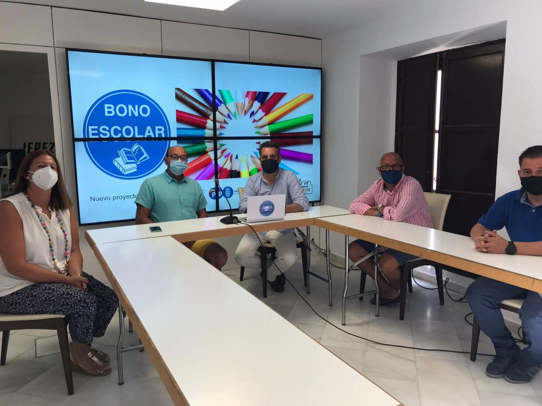 El concejal Antonio Saldaña presenta el Bono Escolar