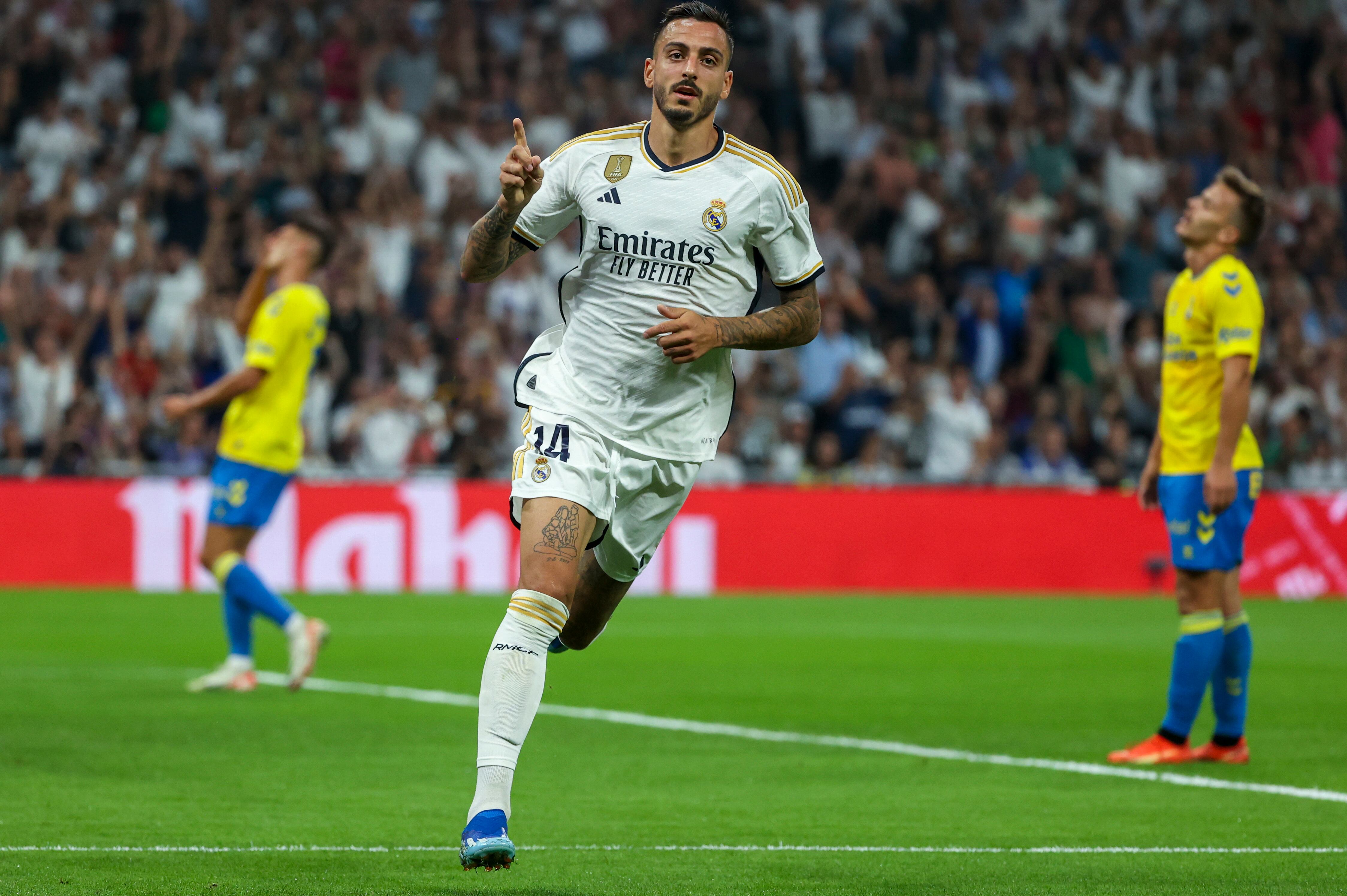 MADRID, 27/09/2023.- El delantero del Real Madrid Joselu Sanmartín celebra tras anotar el 2-0 durante el encuentro de la jornada 7 de LaLiga EA Sports entre el Real Madrid y la UD Las Palmas en el Estadio Santiago Bernabéu, este miércoles en Madrid. EFE/ Kiko Huesca
