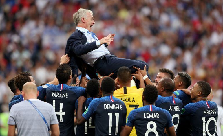 Deschamps manteado por su plantilla tras proclamarse campeones del mundo