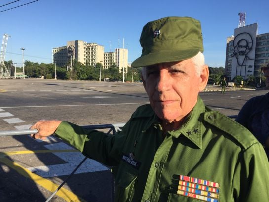 Arnaldo Francisco Chirino, militar jubilado, haciendo cola para despedir a Fidel Castro